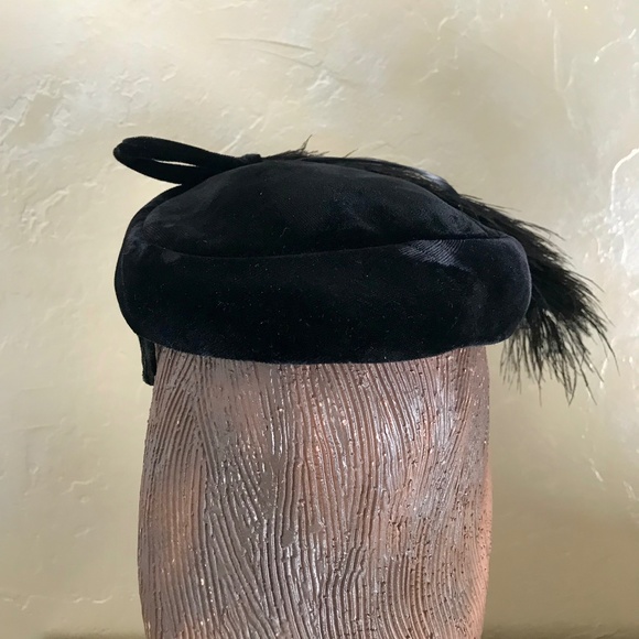 STYLISH 1950s BLACK VELVET CAP WITH OSTRICH AND BIOT FEATHERS main image 8
